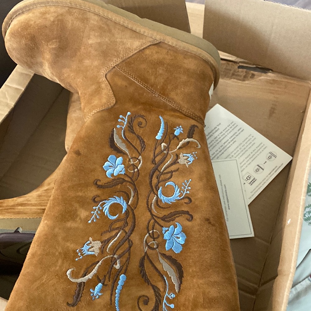 NIB Y2K Ugg floral boots size 7 embroidered Suede western southwestern cowgirl